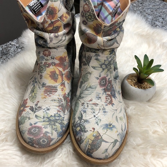 DINGO Leather Floral Jackpot DI 132 BOOTIE  2” Block Heels EUC - Picture 3 of 9